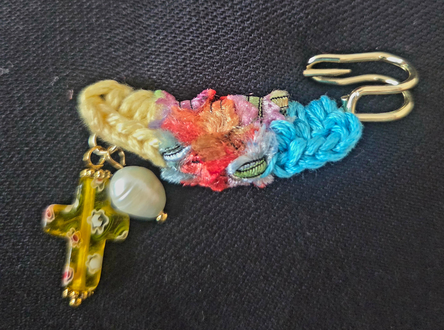 Broche Vibrante Cruz Perla